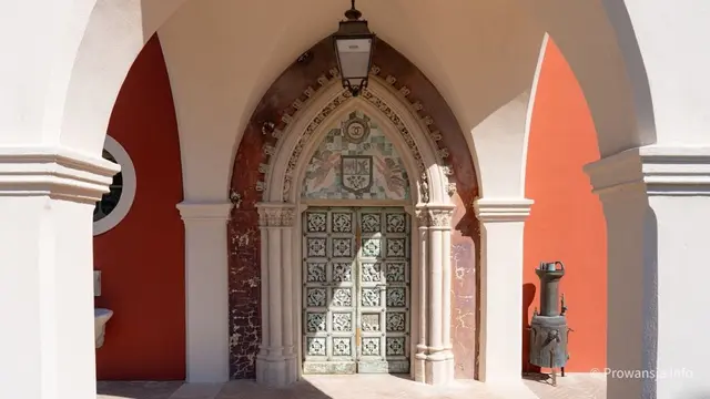 Château de Cremat z charakterystycznym CC nad wejściem