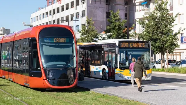 Tramwaj T2 na przystanku Park Phoenix, gdzie można się przesiąść w autobusy 200, 400 i 500